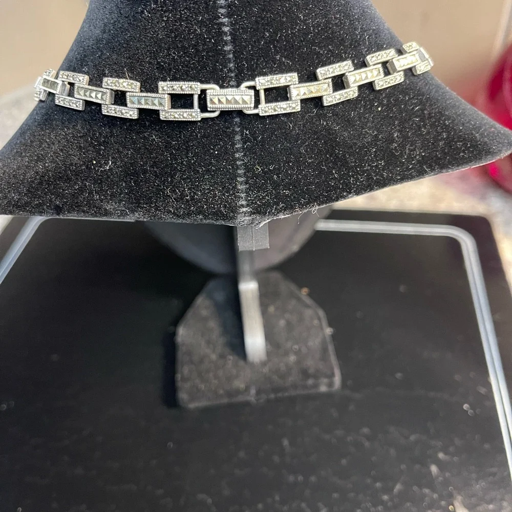 Elegant Sterling Silver 14” Marcasite Tank Track Design Necklace. - Picture 5 of 11